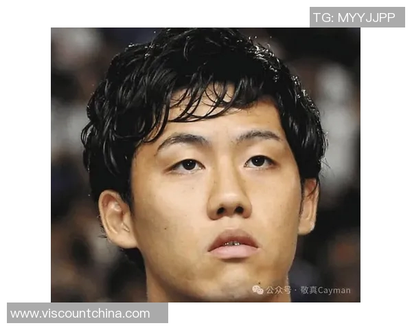 日本足球球星亲身示范发型潮流引领年轻人理发新风尚